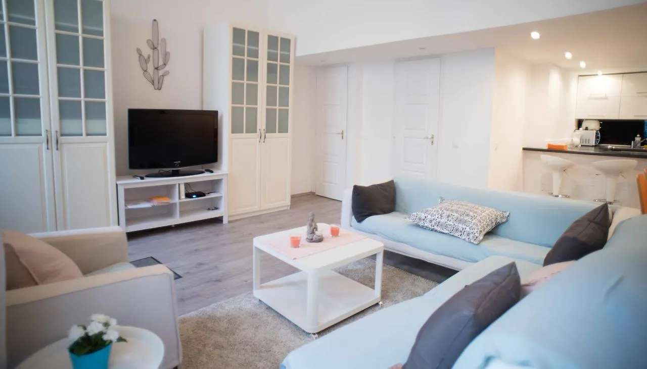 Great Trees Apartment بودابست