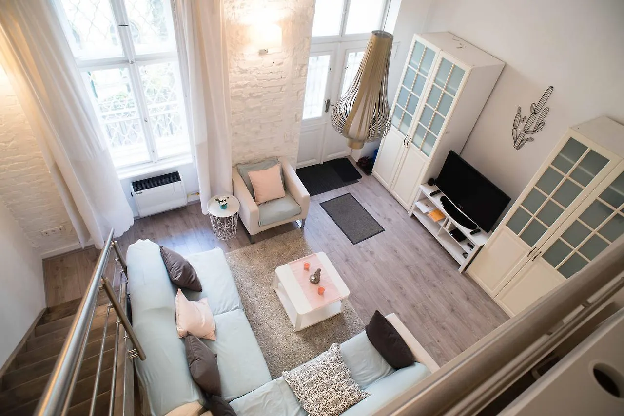 Great Trees Apartment بودابست